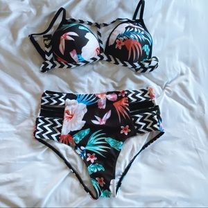 Floral print swimsuit. Size M